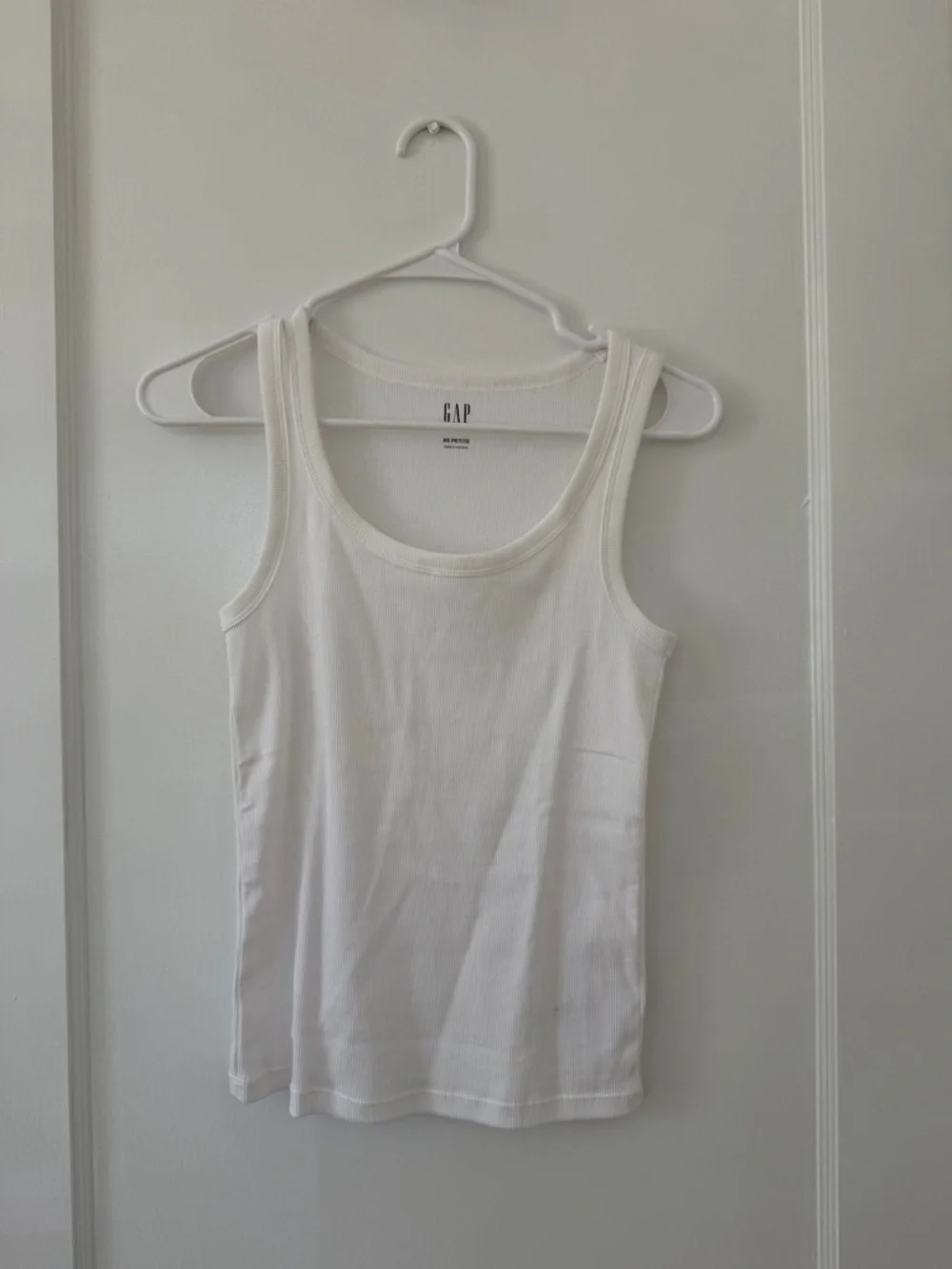 GAP Rib Scoop Tank Top - Picture 2 of 3